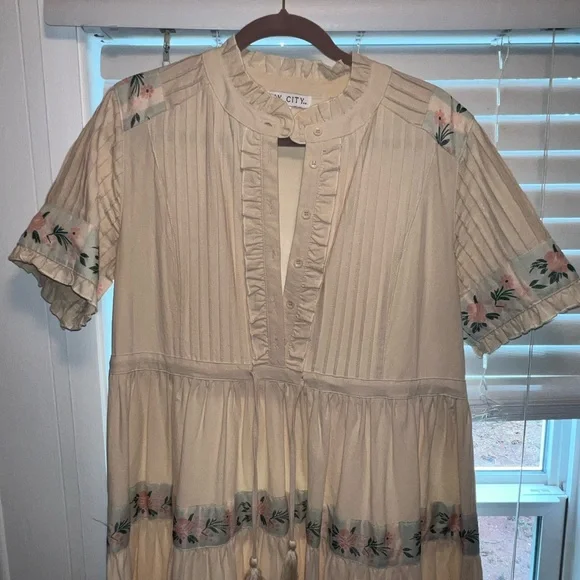 Ivy City Floral Cream Midi Dress - Picture 2 of 8